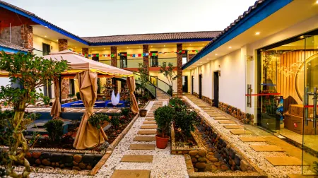 Lugu Lake Lanbo Bay exclusive courtyard Отели рядом с достопримечательностью «Rigg Viewing Platform»