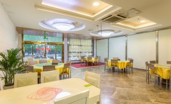 Yishang Holiday Hotel (Linyi Yucai Road,Mall Exhibition Center)