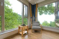 Bird's nest Hotels near Five Old Men Peaks