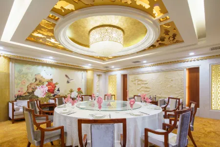 Xinda Hyde Hotel (International Bazaar Branch), Urumqi People's Square Отели рядом с достопримечательностью «Xinjiang University Gymnasium»