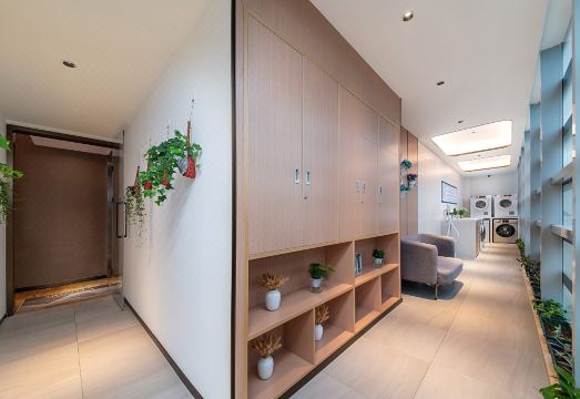 펑커 부티크 호텔의 세련된 로비 이미지