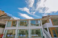 瀘沽湖山水見·湖景飯店（達祖碼頭店） 裡務比島附近的飯店