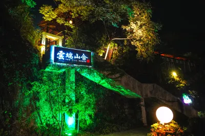 Mangshan Yunduanshanshe Hot Spring Hotel 망산 삼림온천/망산 삼림온천 주변 호텔