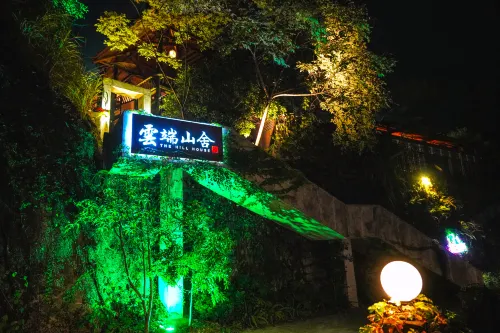 Mangshan Yunduanshanshe Hot Spring Hotel فنادق في إيجانغ