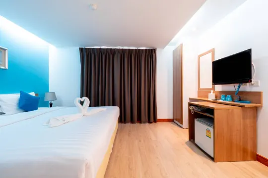 ห้องดีลักซ์ เตียงใหญ่ 1 เตียง