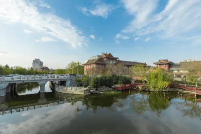 Super 8 Select Hotel (Kaifeng Qingming Shanghe Garden) Hoteller i Gulou District
