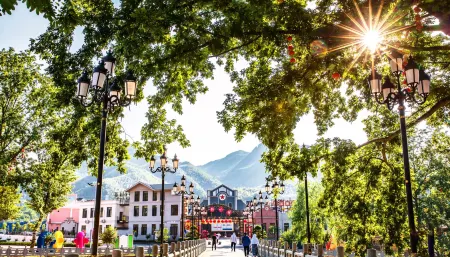 Huoshan Youyi Xiagu Hotel (60,000 Qingxia Scenic Area) Отели в г. Хошань