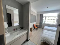 Manting Youyue Hotel (Datang Food Street) Hotels near DaTang MeiShiJie
