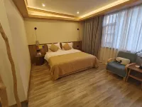 The translation would be: Pumi Hepanshan She Inn (Tengchong Heshun Branch) - ที่มีบาร์