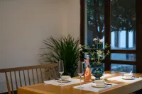 Emei Mountain and Courtyard. Jingzhu Shiguang Hot Spring Hotel