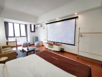 广州金色阳光国际公寓 - 日式榻榻米巨幕大床房