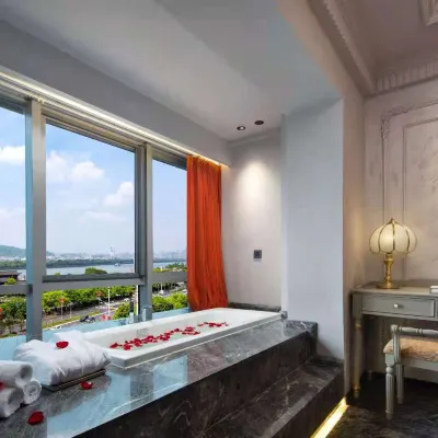 Fans Riverview Hotel (Orange Island Tou Poly International Branch) Отели рядом с достопримечательностью «Shici Stele»