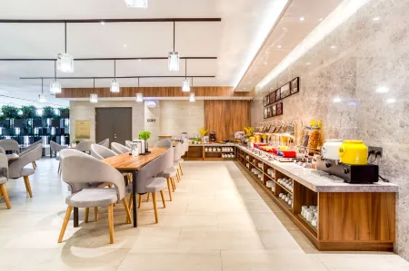 Homeinn Plus Hotel (Changchun Exhibition Center Century Square) Отели рядом с достопримечательностью «National Prosecutors College of P.R.C Jilin Branch»