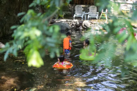 Rock Rose Holiday Hostel Отели в г. Тунлу