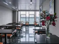 夕宿·萊晨丨Enjoy·PleasantJourney城景飯店（貴陽高鐵北站店） 亚关附近的飯店