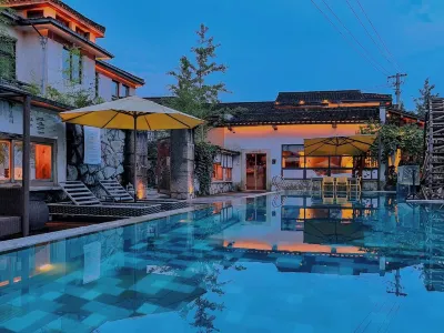 Yixian Nomadland Heiduobai Shao B&B Отели рядом с достопримечательностью «Xiwu Passenger Station, графство Чунг»