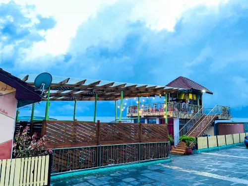 Triple Hill Hotel - parking