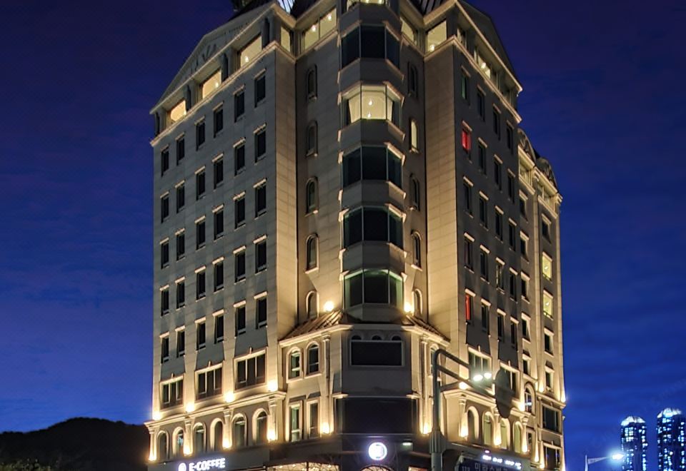 AG405 호텔의 깔끔한 객실 내부