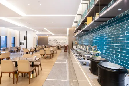 New Beacon Jiarui International Hotel （Wuhan high-speed Railway Station Happy Valley store) Отели рядом с достопримечательностью «Wuhan Keji Daxue Chengshi College»