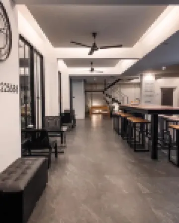 ดัม โฮเทล - ศรีภูมิ