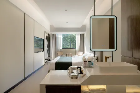 Rongyue Xianju Emerald GreenWeir Homestay Отели рядом с достопримечательностью «Gaoqian Ancient Residence»