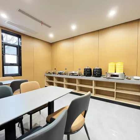 Chonpines Hotel (Xinyi Daqiao Road Municipal Party School Store)