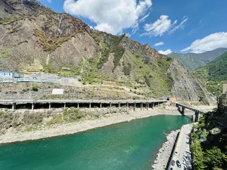 Yajiang Jiangnan Hotel Отели рядом с достопримечательностью «Observation Deck of Pilgrim Eighteen Bends»