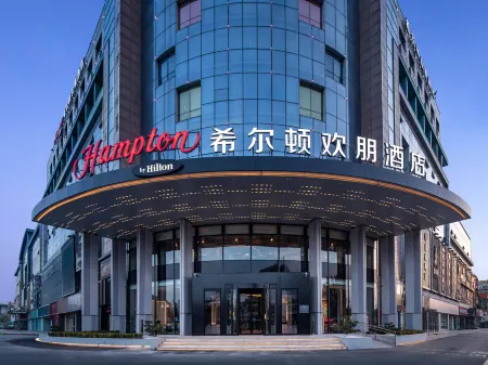 Hampton by Hilton Jinan Railway Station（Colorful Wuzhou Commercial Plaza ) Отели рядом с достопримечательностью «Tianqiao Gymnasium»