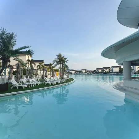 Qingyuan Miaoleiwu Villa (Hudiewan Happy Water World)