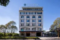 Moshang Qingya Hot Spring Hotel (Tengchong Main Urban Area Wenxing Building)