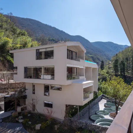YMUS·ANANDA Hot Spring Healing Retreat