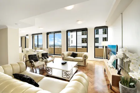 YEHS Hotel Sydney Harbour Suites Отели рядом с достопримечательностью «Сиднейский Таун-холл»