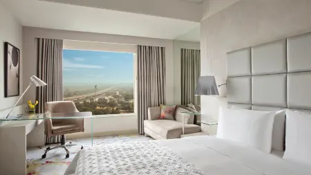 Le Meridien Gurgaon, Delhi NCR Отели рядом с достопримечательностью «Tomb of Azim Khan»
