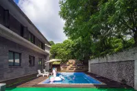 Mount Qingcheng Huajintang Villa - مسبح على السطح