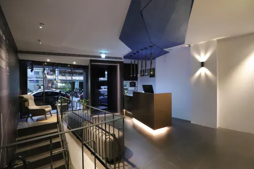 Slow Town Hotel-Glowing - parkir