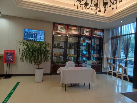 Ru jia Huayi Select Hotel (Fuxin Street, Fuping County, Yangquan City) Отели в г. Пиндин