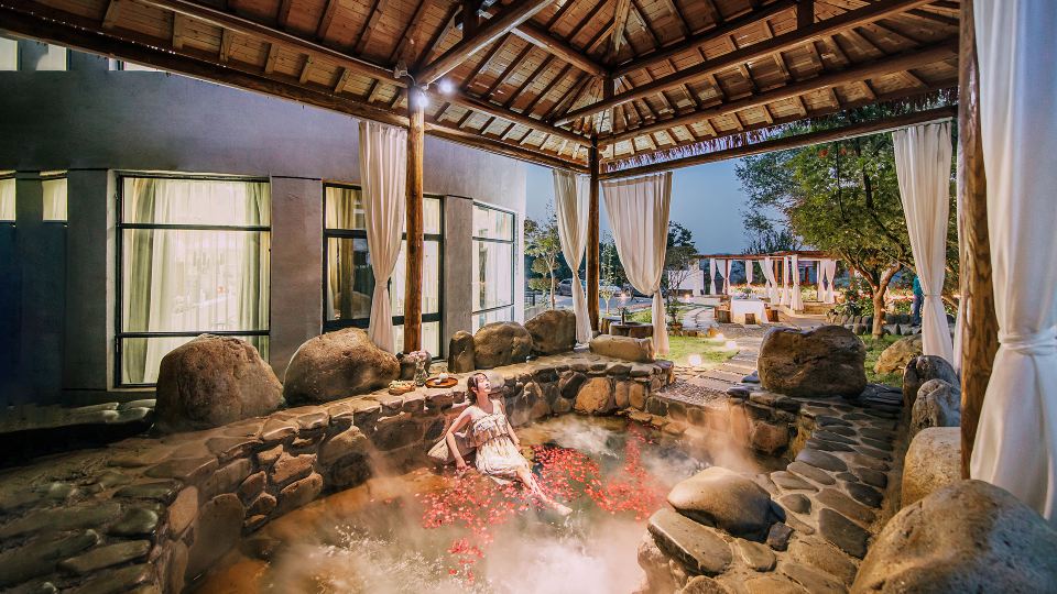 Summer Starry Sky Pool Thousand Acre Garden Hot Spring Resort Villa