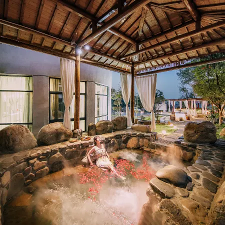 Summer Starry Sky Pool Thousand Acre Garden Hot Spring Resort Villa
