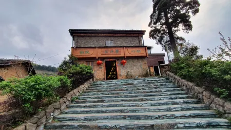 Chenghe County Chouling Cloud Half Room Homestay Отели в г. Цженхэ