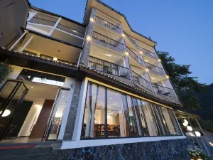 Fenghuang Best River View Hotel