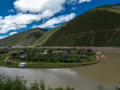 Baimaling Hot Spring Kangyang Sayucheng Hotels in Riwoche County
