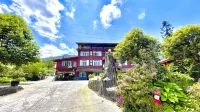 E'mei Mountain Yu Woodcarver Leisure Villa