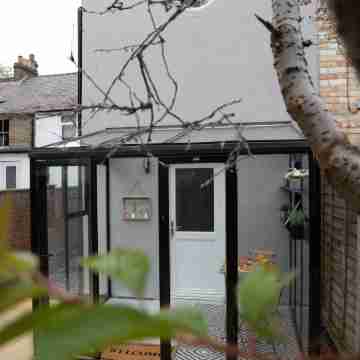 Charming 2-Bedroom Town House - Short Walk from the Station Others