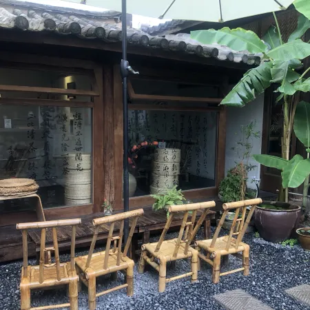 Tonghai Xiuqi Bieyuan Inn