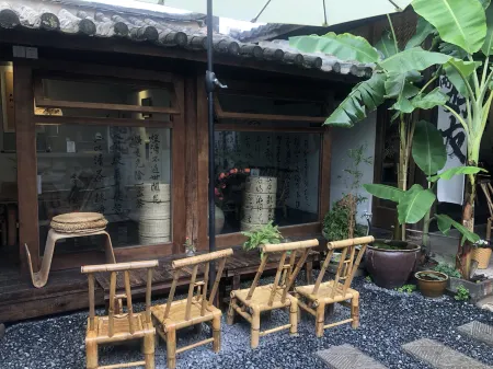 Tonghai Xiuqi Bieyuan Inn Отели рядом с достопримечательностью «Tonghai Confucian Temple»