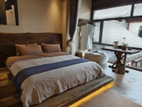 There are guest houses in Tianshui Ancient City