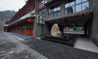 Qingmucun Grand Hotel (Qingmucun Ancient Town Tourist Reception Center)