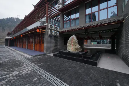Qingmucun Grand Hotel (Qingmucun Ancient Town Tourist Reception Center) Отели рядом с достопримечательностью «Qingmuchuan Ancient Town»