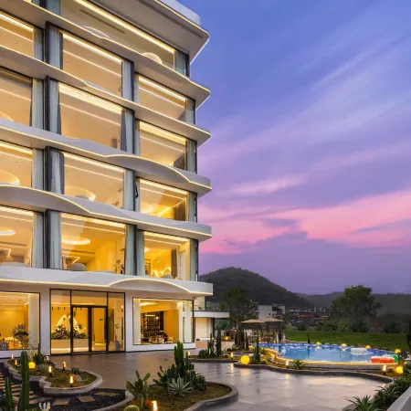 Yangshuo Half Moon Bay Hotel (Yulong River Scenic Area Branch)