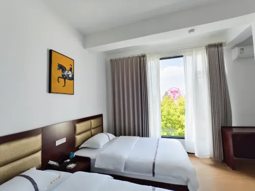 Chengjiang Jinfu Hotel - غرفة مطلة على الجبل